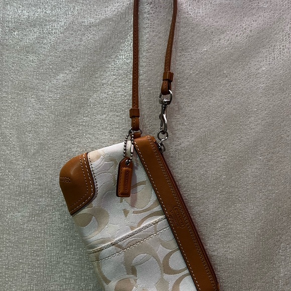 Coach Cream and Tan Wristlet, very good condition - Picture 6 of 8